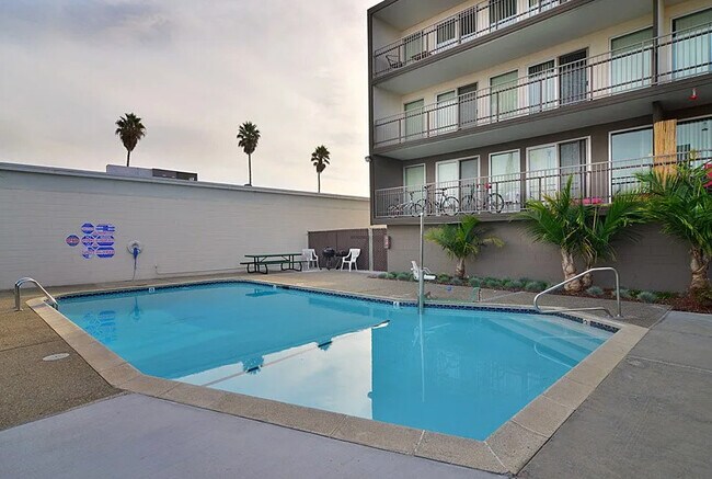 Dolores Lia Apartments in Millbrae, CA - Foto de edificio - Building Photo