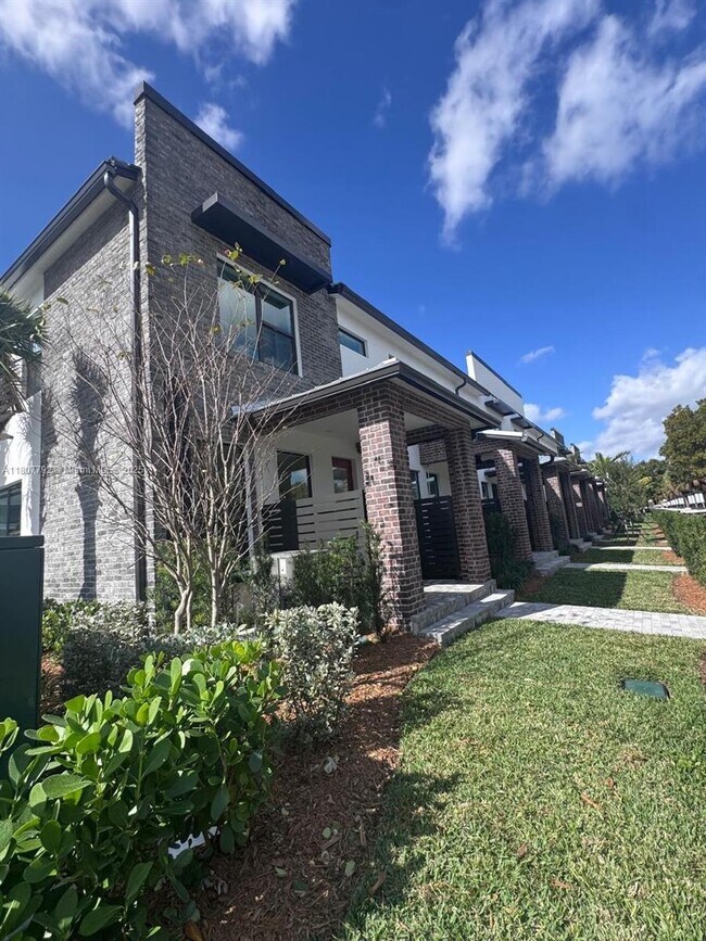 750 NW 82nd Ave in Plantation, FL - Building Photo - Building Photo
