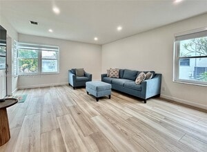 222 SE 1st St in Dania Beach, FL - Foto de edificio - Building Photo