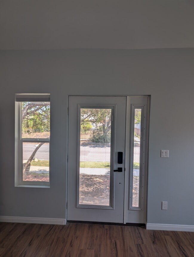 6719 Rudnick Ave in Woodland Hills, CA - Foto de edificio - Building Photo