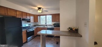 10 Woodfield Dr in Claymont, DE - Building Photo