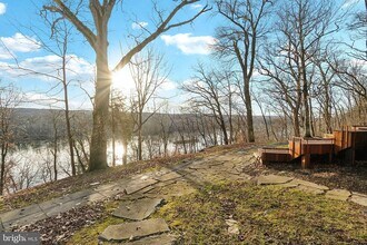 11540 Springridge Rd in Potomac, MD - Foto de edificio - Building Photo