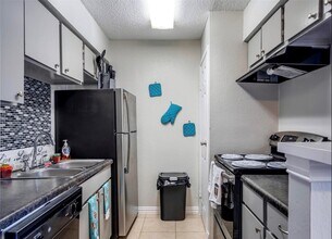 311 Highland Cross Dr in Houston, TX - Building Photo - Building Photo