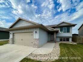 $500 OFF First Month's Rent! 4 Bed 3 Bath in Sioux Falls, SD - Building Photo