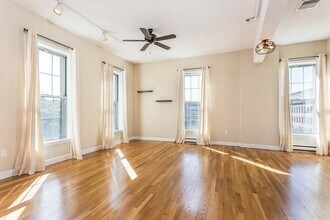 219 Central St, Unit 4F in Lowell, MA - Building Photo - Building Photo