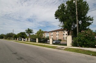 Sunshine Village in Sarasota, FL - Building Photo