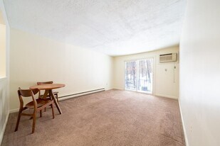 1 Charleston Ave in Londonderry, NH - Building Photo