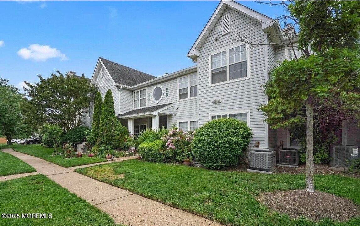 105 Des Moines Ct in Tinton Falls, NJ - Building Photo