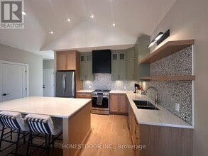 300 Hilversum Ln in Ottawa, ON - Building Photo - Building Photo