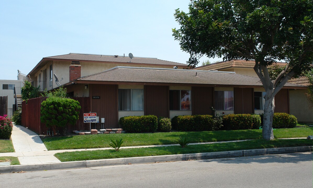 16072 Waikiki Ln in Huntington Beach, CA - Building Photo