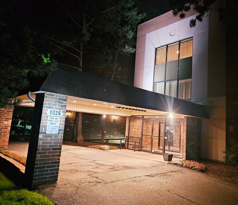 1026 Castilian Ct in Glenview, IL - Building Photo