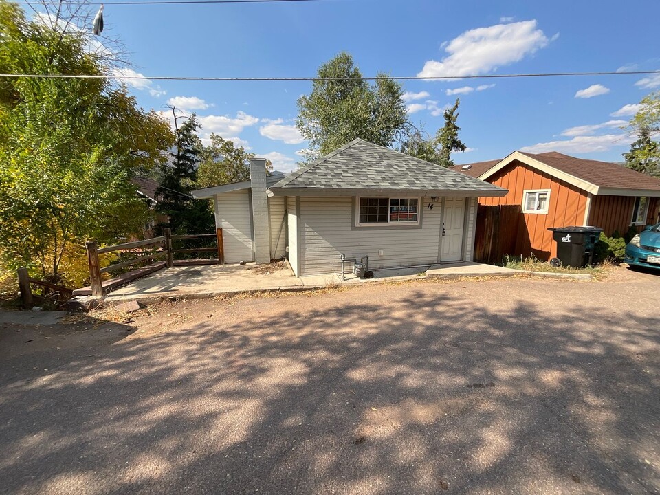 14 Cherokee Rd in Manitou Springs, CO - Building Photo