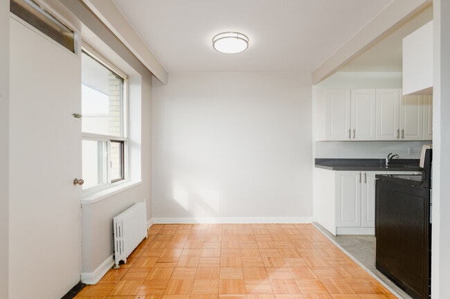 440 Winona Drive in Toronto, ON - Building Photo - Interior Photo