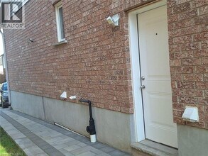 15 Spring Creek St in Kitchener, ON - Building Photo - Building Photo