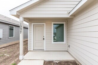 1527 Silver Crk in New Braunfels, TX - Building Photo - Building Photo