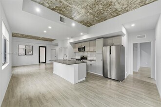 1393 NW 31st Ave in Miami, FL - Building Photo - Building Photo