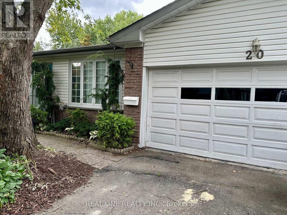 20 Rathfon Crescent in Richmond Hill, ON - Building Photo