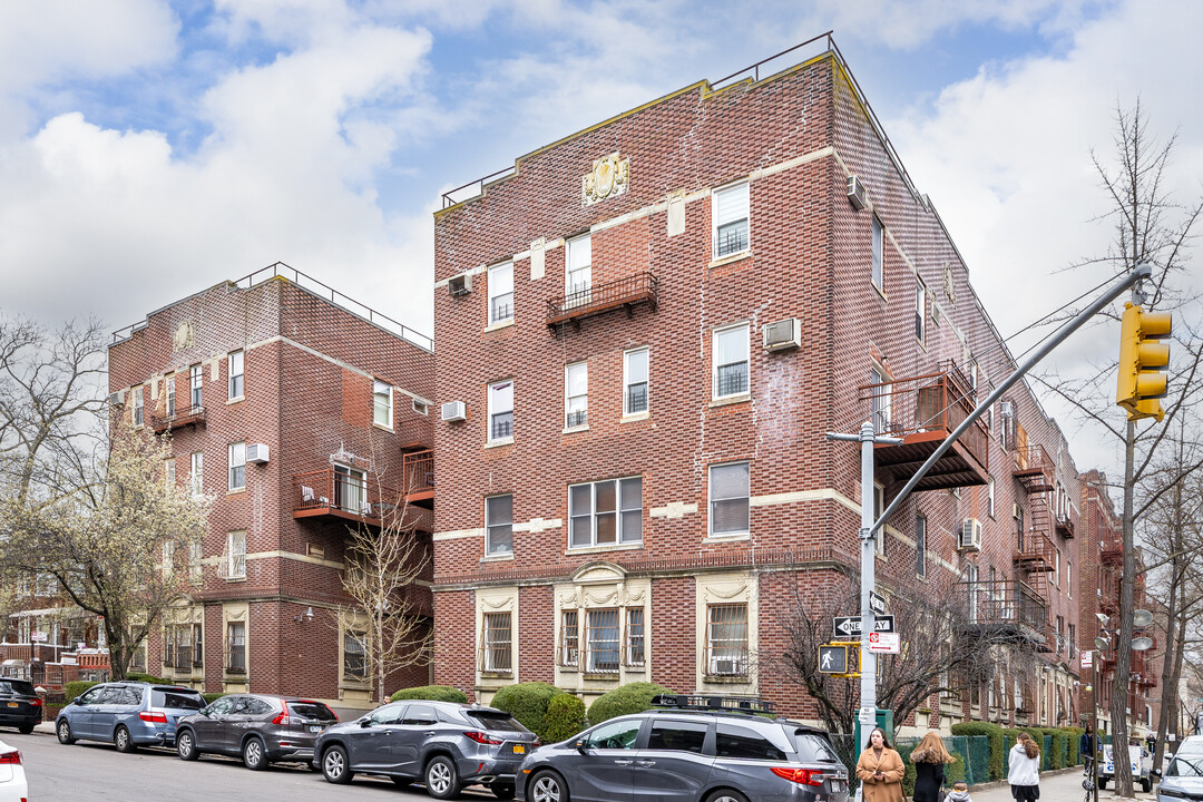 555 Crown St in Brooklyn, NY - Building Photo