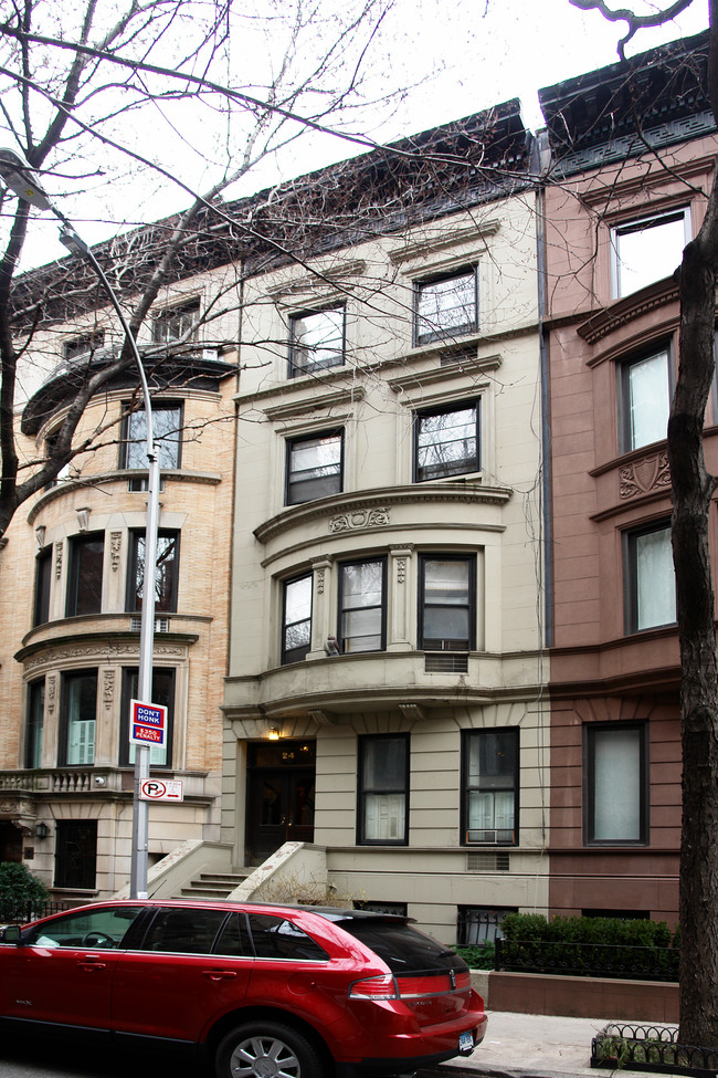 24 W 68th St in New York, NY - Building Photo - Building Photo