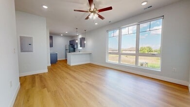 2414 N Neil in Champaign, IL - Foto de edificio - Interior Photo