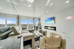 8400 De Longpre Ave in West Hollywood, CA - Building Photo