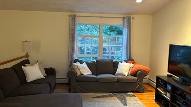 194 Holly Rd in South Kingstown, RI - Foto de edificio - Building Photo