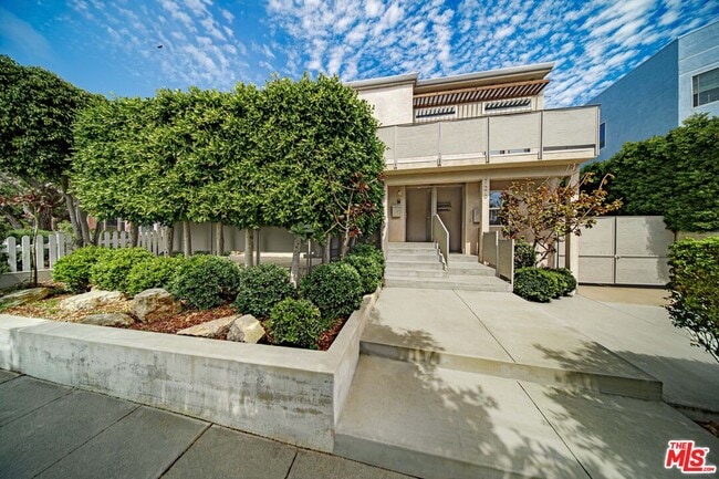 726 W 37th St in Los Angeles, CA - Building Photo - Building Photo