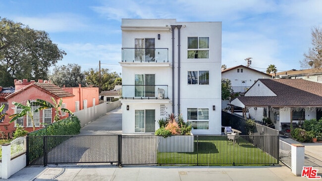 2057 S Garth Ave in Los Angeles, CA - Foto de edificio - Building Photo