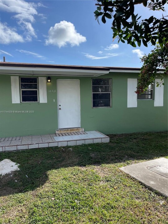 18353 SW 107th Ave in Miami, FL - Building Photo