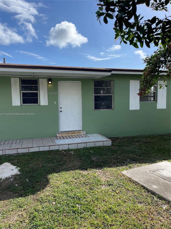 18353 SW 107th Ave-Unit -2 in Miami, FL - Foto de edificio - Building Photo