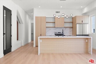 5214 Satsuma Ave in Los Angeles, CA - Building Photo - Building Photo