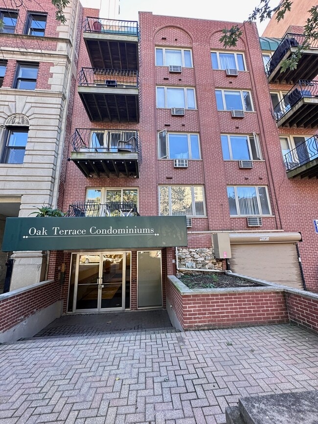 property at 435 W Oakdale Ave