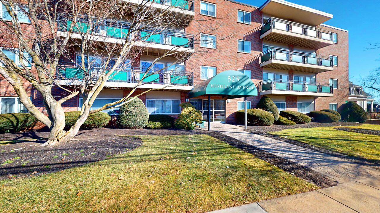 525 Highland Ave, Unit 26 in Malden, MA - Building Photo