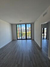 160 NW 27th St, Unit A2 in Miami, FL - Foto de edificio - Building Photo