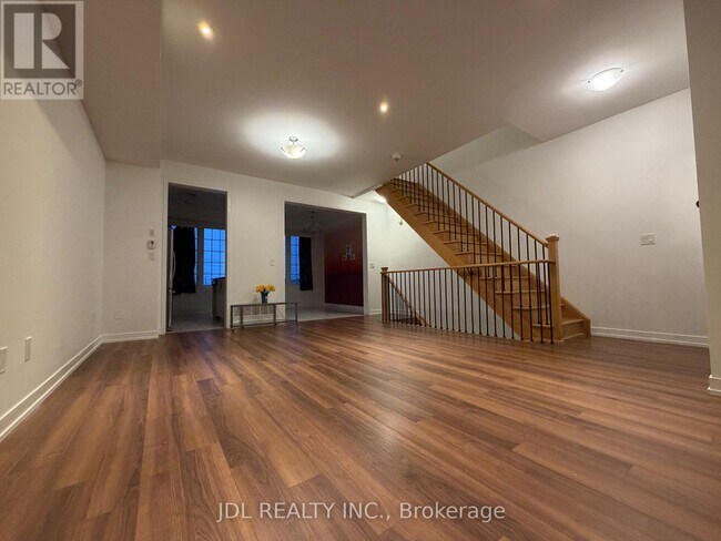 302 Clay Stones St in Newmarket, ON - Building Photo - Building Photo