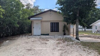 5410 4th St in Zephyrhills, FL - Building Photo