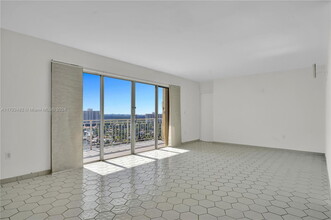 11111 Biscayne Blvd in North Miami Beach, FL - Building Photo - Building Photo