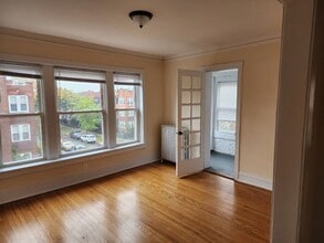 7502 N Hoyne Ave, Unit Unit 10-3 in Chicago, IL - Building Photo - Building Photo