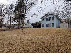 8237 Quinn Rd in Bloomington, MN - Building Photo - Building Photo