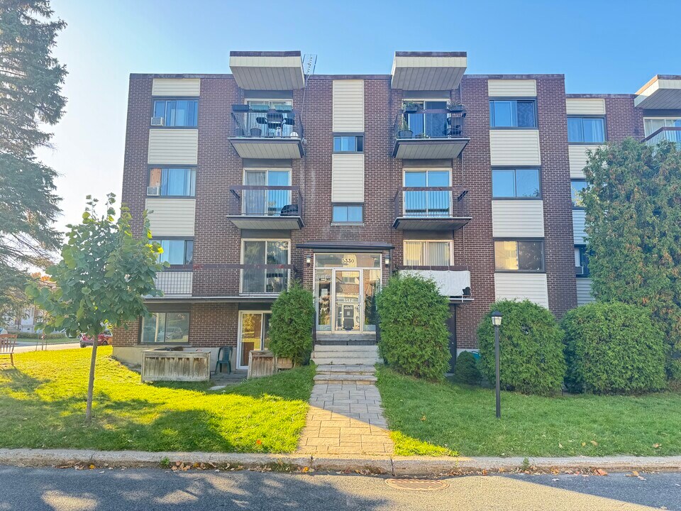 5330 Pontiac Pl in Brossard, QC - Building Photo
