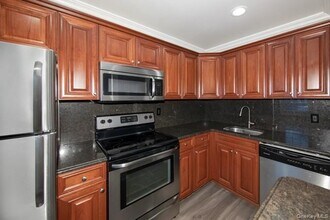 34 Mainsail Dr in Patchogue, NY - Foto de edificio - Building Photo