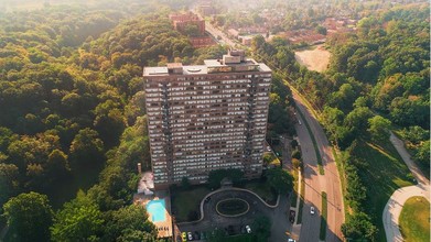 Lake Park Tower in East Cleveland, OH - Foto de edificio - Building Photo