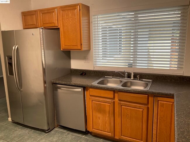 1713 Springwood Way in Antioch, CA - Building Photo - Building Photo