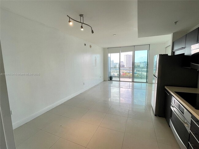 90 SW 3rd St, Unit 1809 in Miami, FL - Building Photo - Building Photo
