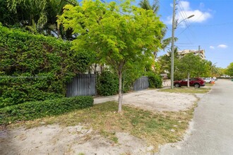 2280 SW 16th Ct in Miami, FL - Foto de edificio - Building Photo