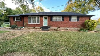 2927 Hillhurst Dr in Nashville, TN - Building Photo