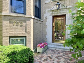 732 Mulford St, Unit 2 in Evanston, IL - Building Photo