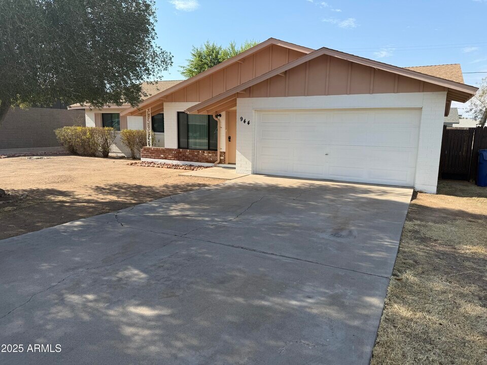 944 E Concorda Dr in Tempe, AZ - Building Photo