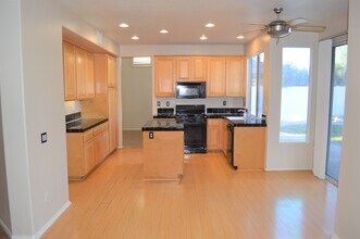 948 Villa Montes Cir in Corona, CA - Foto de edificio - Building Photo