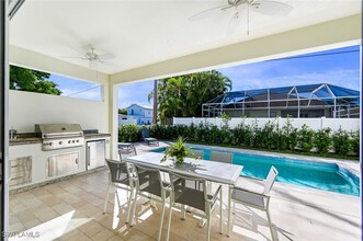 596 111th Ave N in Naples, FL - Foto de edificio - Building Photo